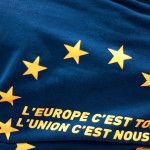 Blaues T-Shirt mit gelber Aufschrift "L