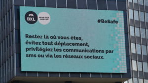 Infotafel in Brüssel am 22.03.2016 (Übersetzung aus dem Französischen): "#BeSafe. Bleiben Sie, wo sie gerade sind, meiden Sie alle Verkehrsmittel, kommunizieren Sie bevorzugt via SMS oder soziale Netze.", CC-BY-SA 2.0: Miguel Discart on Flickr: https://www.flickr.com/photos/miguel_discart_vrac/25901355251/