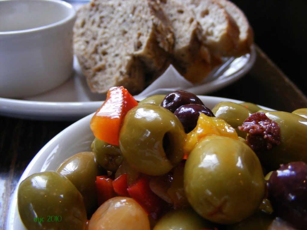 Oliven mit Brot
