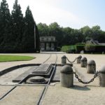 Denkmal des Wagens von Compiègne, dem Ort der Unterzeichnung der Kapitulation Deutschlands im Ersten Weltkrieg in der Nähe von Verdun. Zu sehen sind Schienen und ein Betonschrein, der die Stelle markiert, an dem der Wagon stand. (CC-BY-SA MagentaGreen via Wikimedia)